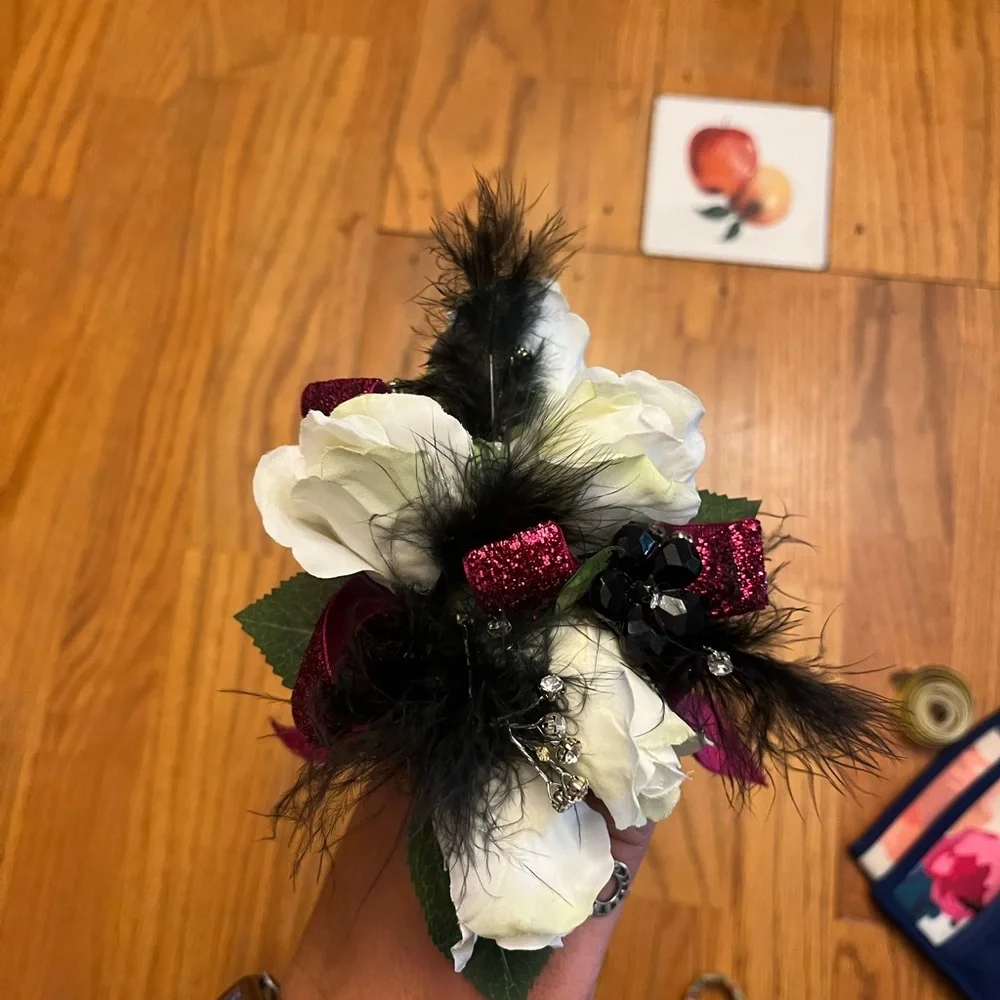 Flower/Feather Corsage - Picture 1 of 3